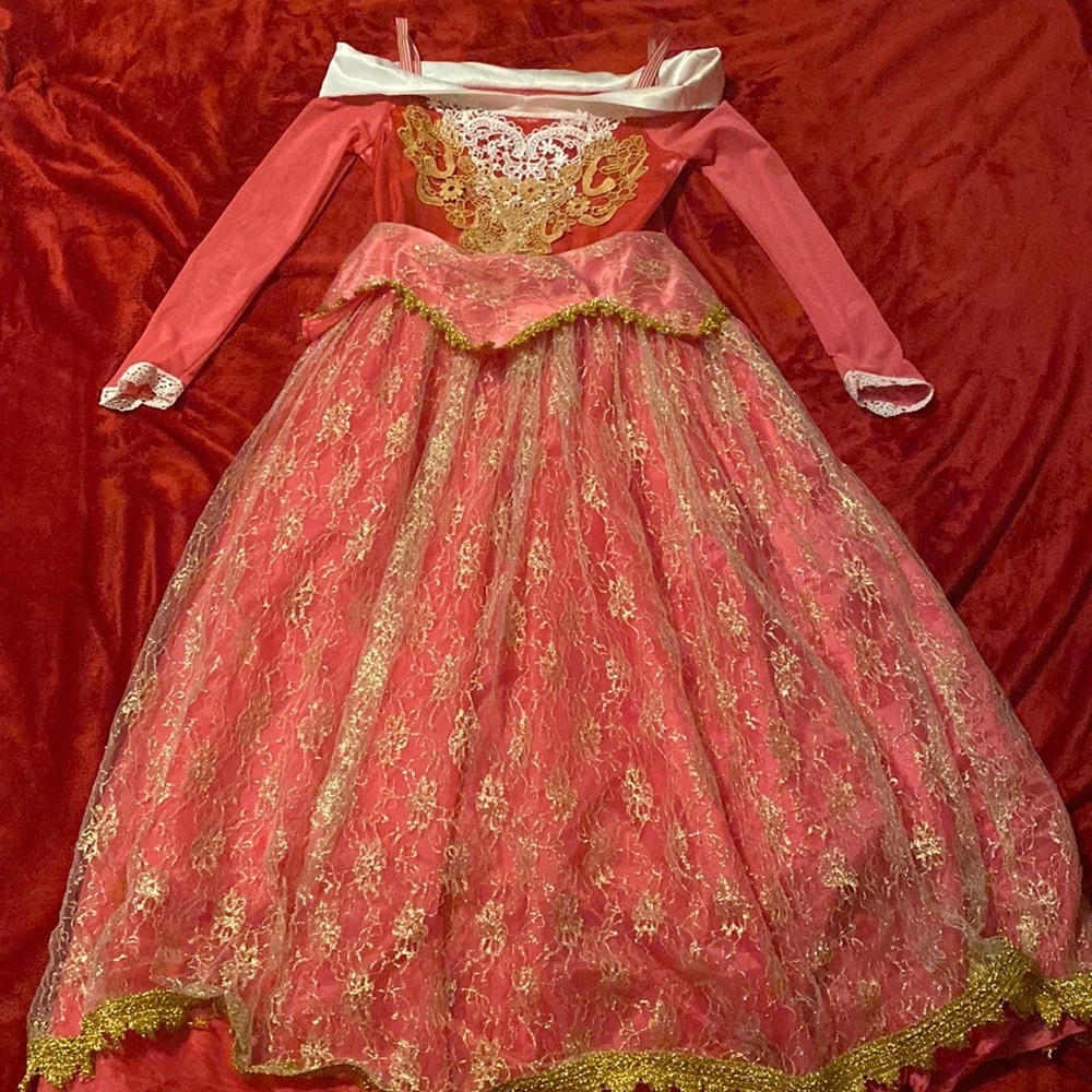 Sleeping beauty costume. Girls 9-10.